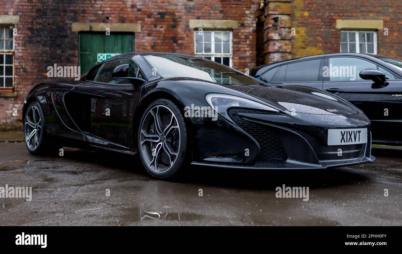 McLaren MP4-12C, in mostra alla Motorsport Assembly tenutasi al Bicester Heritage Centre il 26th marzo 2023. Foto Stock