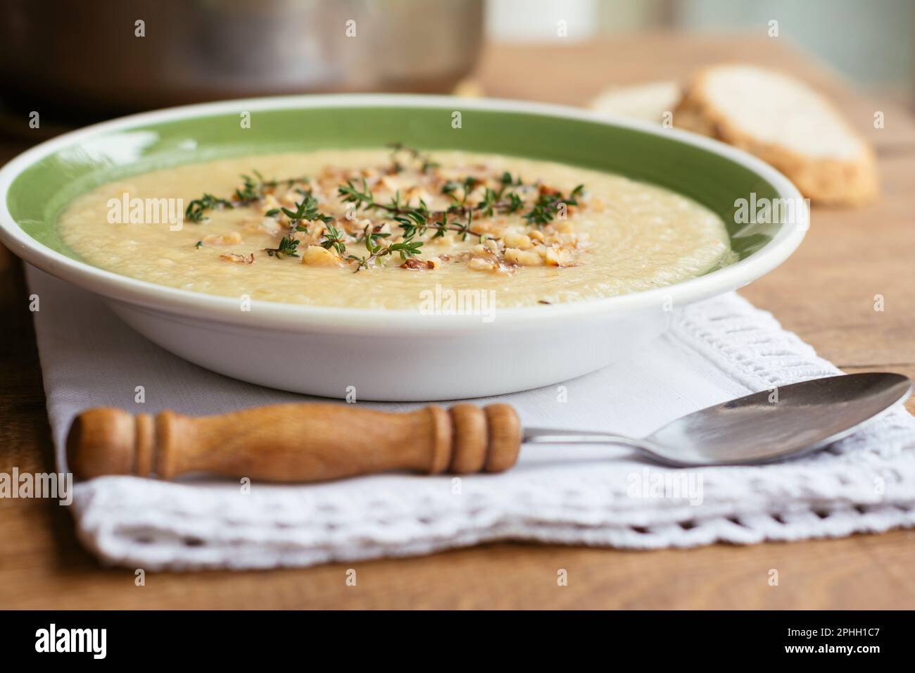 Apple pastinaca zuppa con Timo guarnire noce Foto Stock