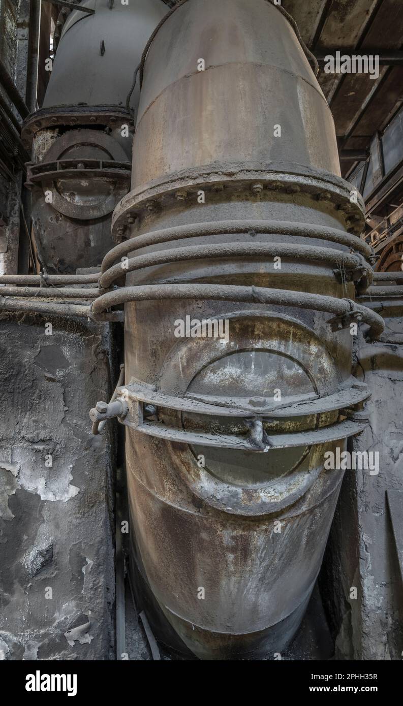 alloggiamento di una vecchia macchina in una fabbrica di acciaio Foto Stock