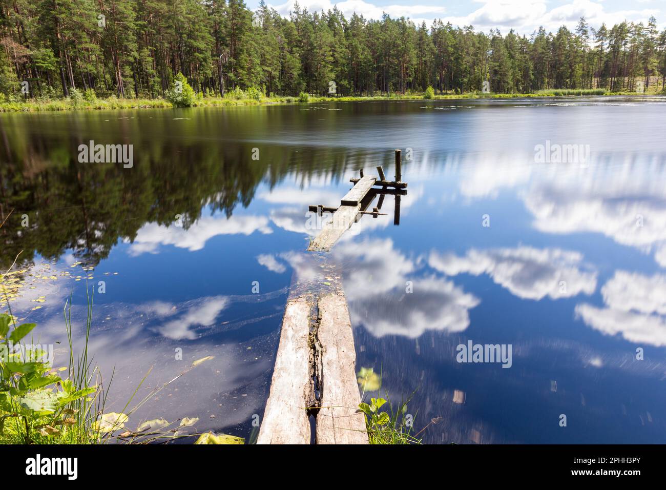 Un piccolo lago mesa con una passeggiata sul lungomare. Foto Stock