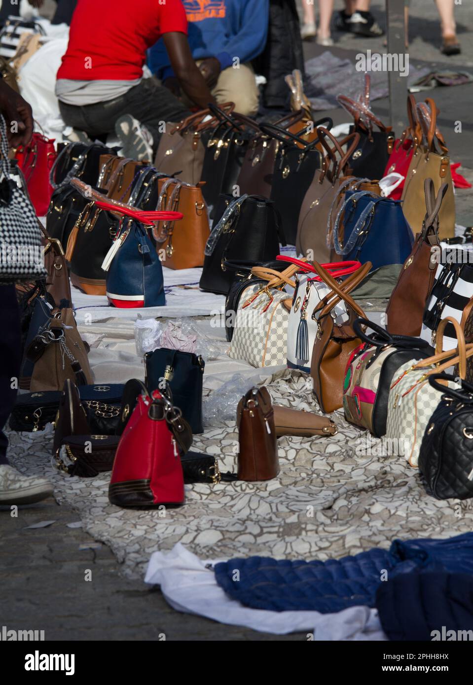 Borse e accessori contraffatti in vendita per strada a Barcellona, Spagna. Emptor caveat Foto Stock