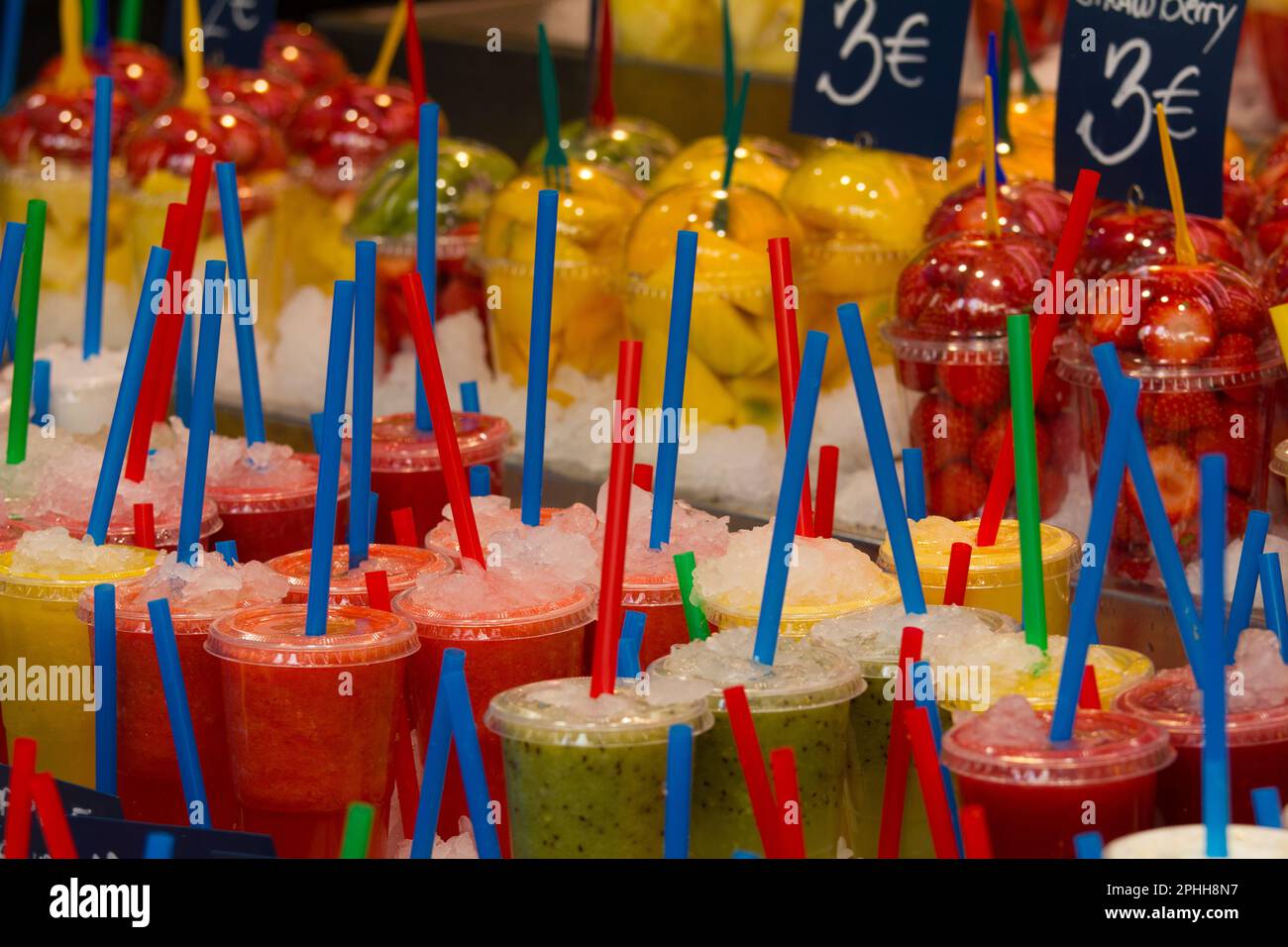 Succo di frutta fresca e frutta fresca in vendita al mercato la Boqueria di Barcellona, Spagna Foto Stock