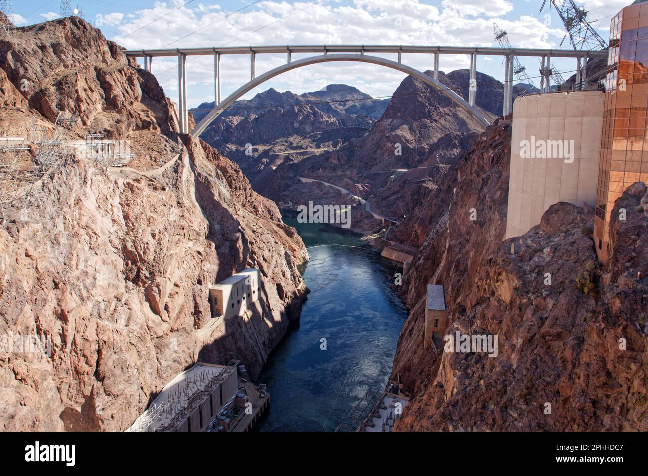 Vista del Mike o'Callaghan–Pat Tillman Memorial Bridge dalla diga di Hoover, confine Arizona-Nevada, Stati Uniti Foto Stock