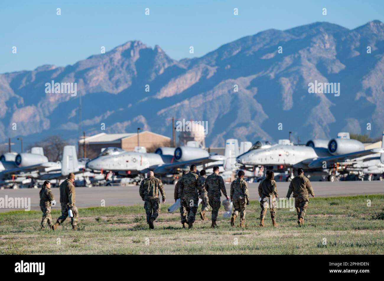 I membri della Desert Lightning Team camminano lungo la linea di volo alla ricerca di detriti di oggetti estranei alla base dell'aeronautica militare Davis-Monthan, Ariz., 27 marzo 2023. Durante una camminata con il FOD, il personale attraversa un'area designata per rimuovere rifiuti, rocce, oggetti metallici sfusi o qualsiasi altra cosa che possa costituire o possa costituire un pericolo per il FOD. (STATI UNITI Foto dell'Aeronautica militare di Sgt. Kristine Legate) Foto Stock