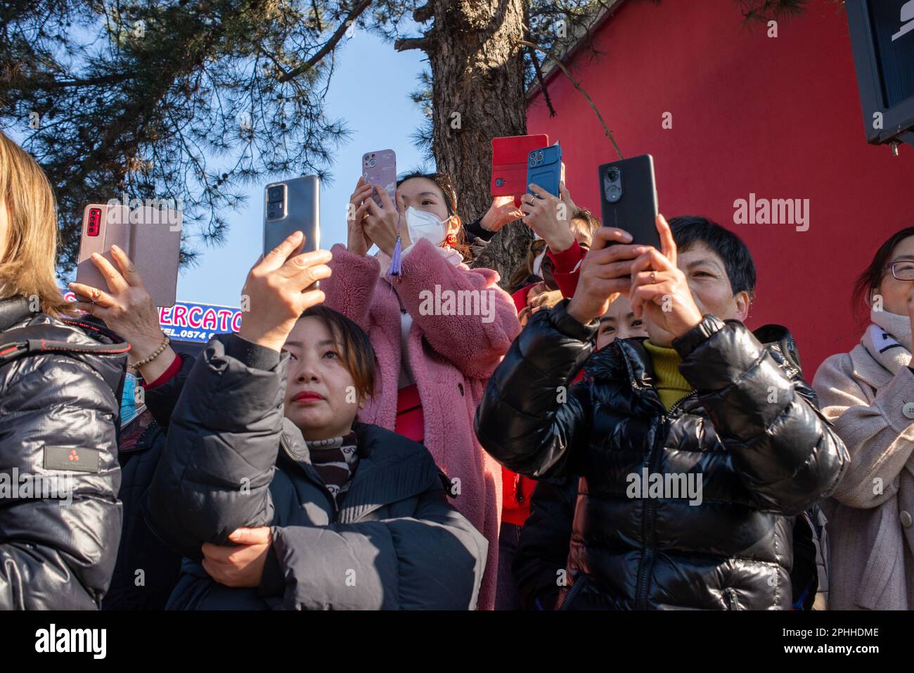 Festeggiamenti per il Capodanno cinese a Prato di una delle più grandi comunità cinesi in Italia con sfilate e spettacoli per l'anno del coniglio Foto Stock