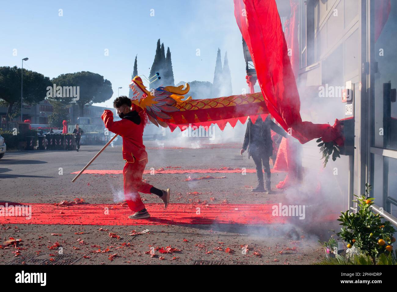 Festeggiamenti per il Capodanno cinese a Prato di una delle più grandi comunità cinesi in Italia con sfilate e spettacoli per l'anno del coniglio Foto Stock