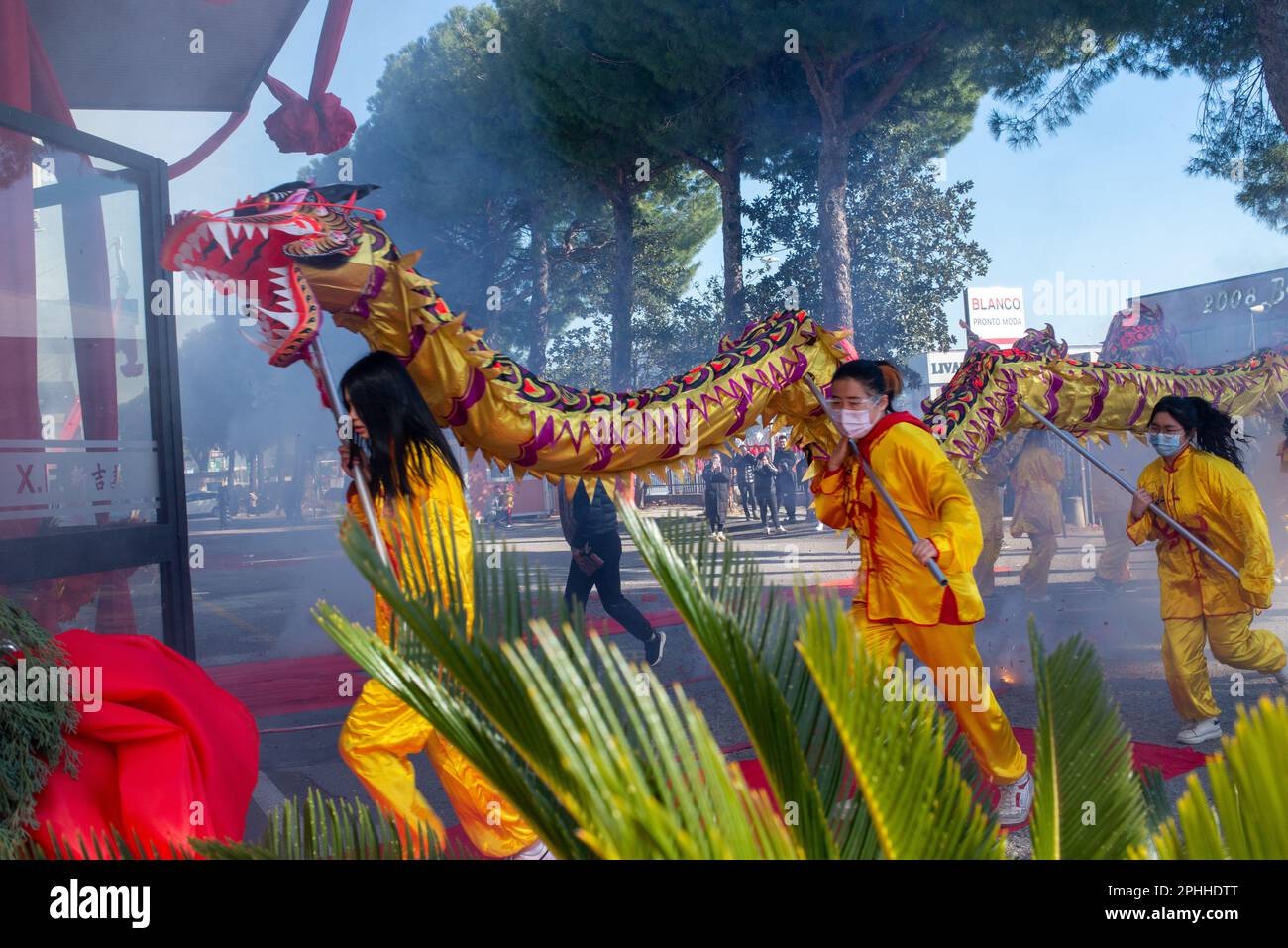 Festeggiamenti per il Capodanno cinese a Prato di una delle più grandi comunità cinesi in Italia con sfilate e spettacoli per l'anno del coniglio Foto Stock