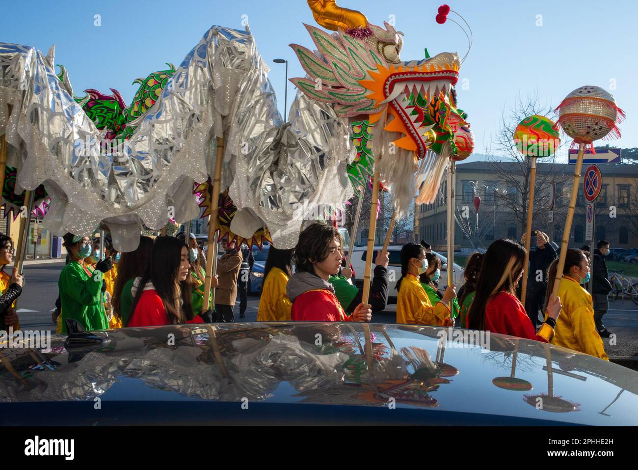 Festeggiamenti per il Capodanno cinese a Prato di una delle più grandi comunità cinesi in Italia con sfilate e spettacoli per l'anno del coniglio Foto Stock