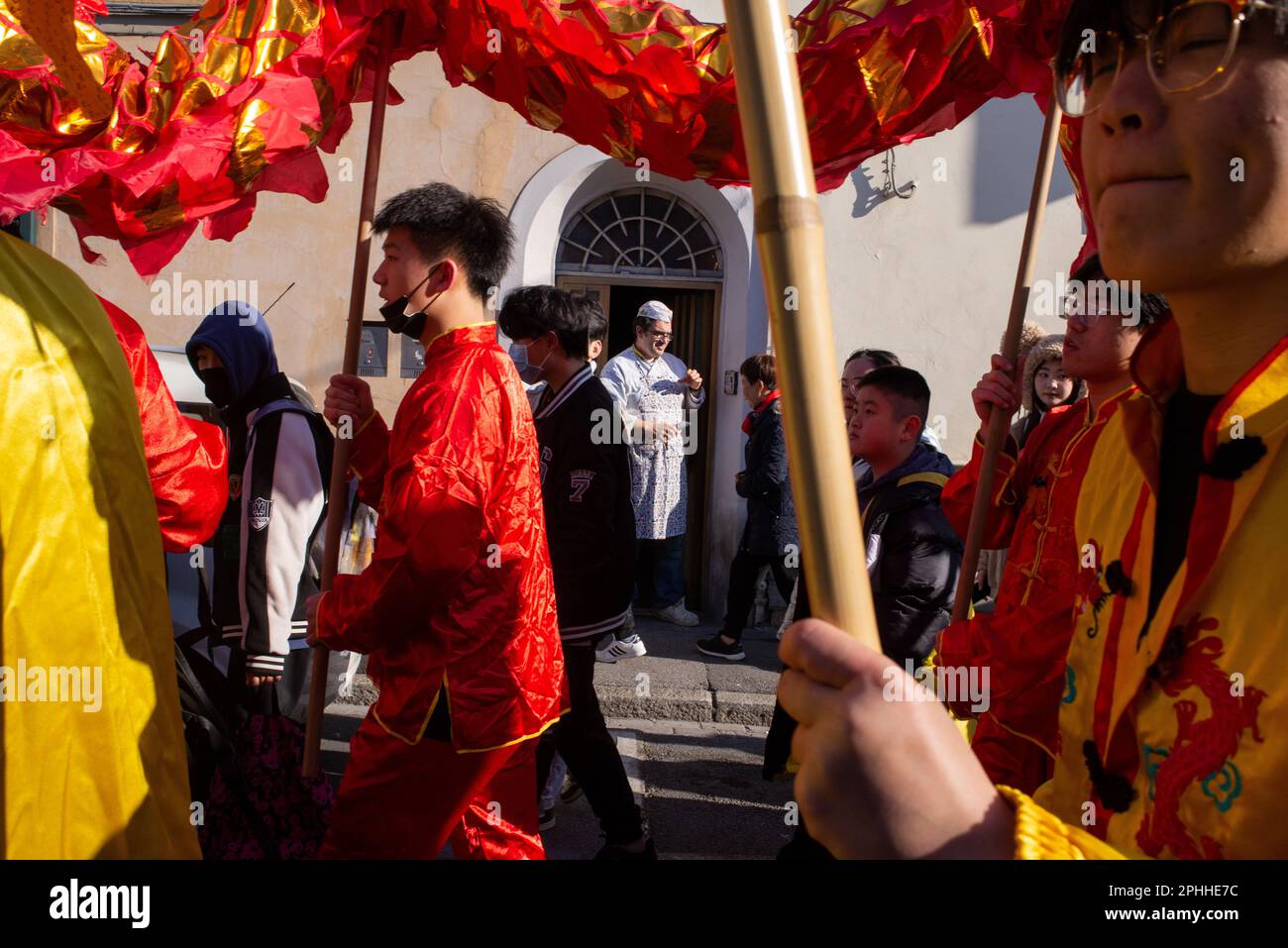 Festeggiamenti per il Capodanno cinese a Prato di una delle più grandi comunità cinesi in Italia con sfilate e spettacoli per l'anno del coniglio Foto Stock