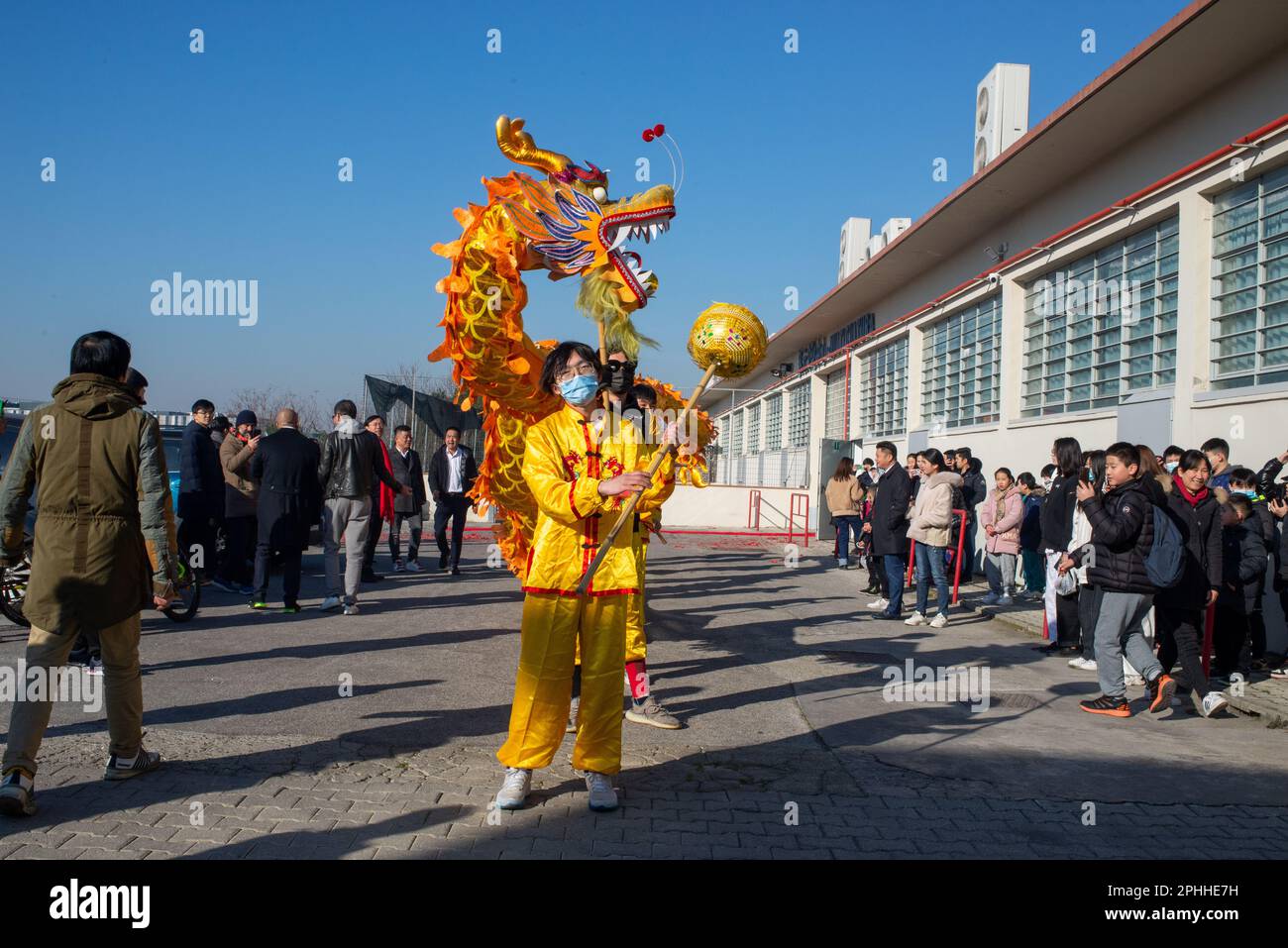 Festeggiamenti per il Capodanno cinese a Prato di una delle più grandi comunità cinesi in Italia con sfilate e spettacoli per l'anno del coniglio Foto Stock