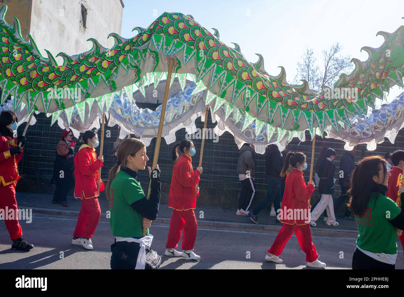 Festeggiamenti per il Capodanno cinese a Prato di una delle più grandi comunità cinesi in Italia con sfilate e spettacoli per l'anno del coniglio Foto Stock