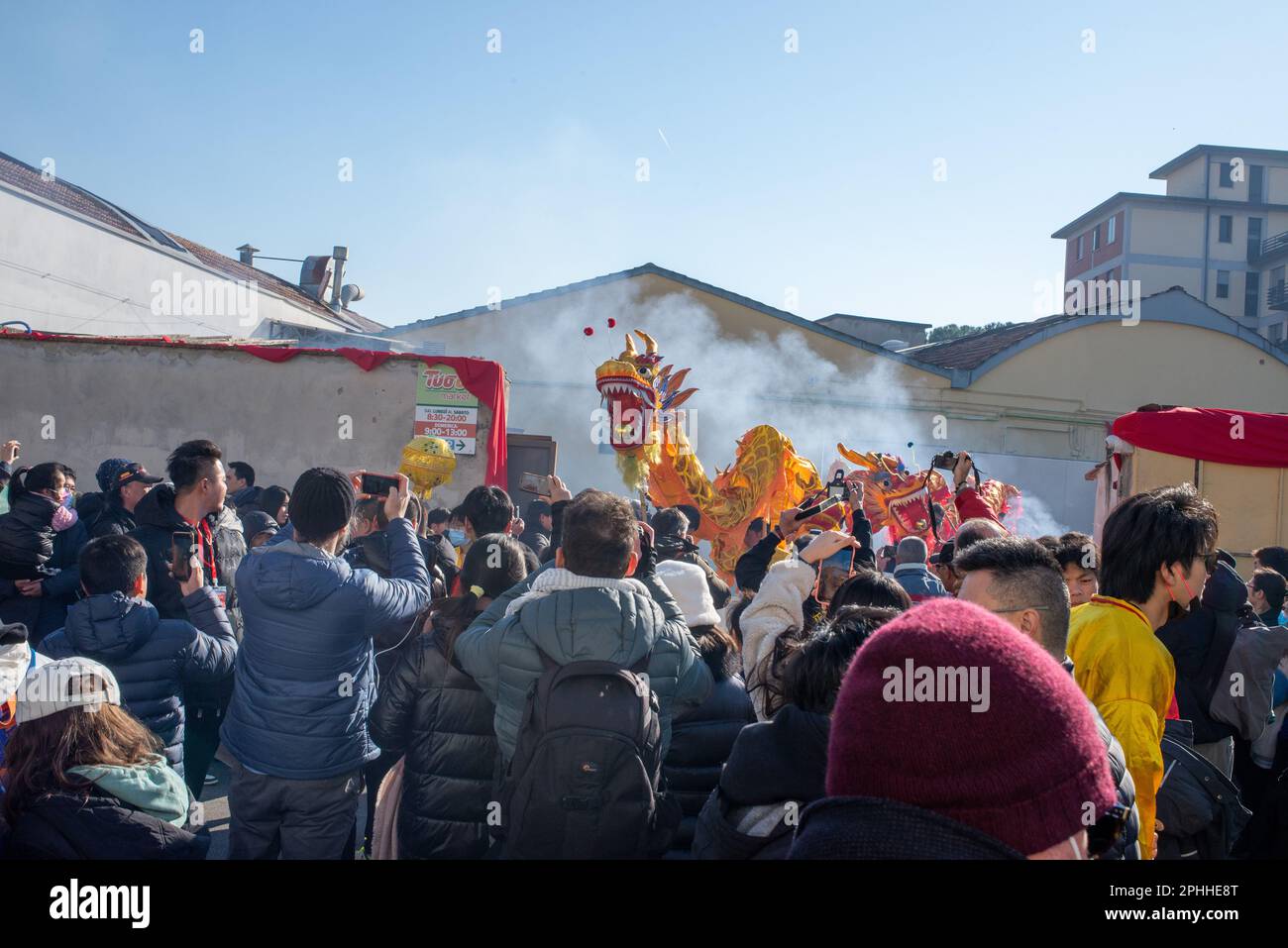 Festeggiamenti per il Capodanno cinese a Prato di una delle più grandi comunità cinesi in Italia con sfilate e spettacoli per l'anno del coniglio Foto Stock