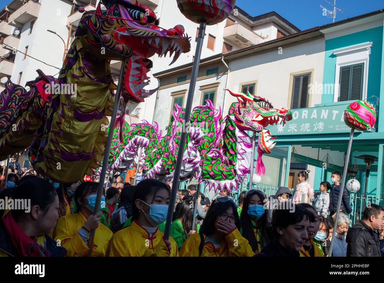 Festeggiamenti per il Capodanno cinese a Prato di una delle più grandi comunità cinesi in Italia con sfilate e spettacoli per l'anno del coniglio Foto Stock