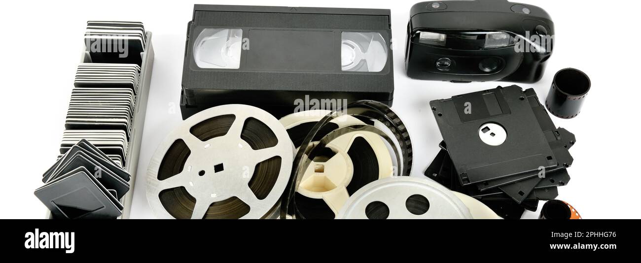 Vecchia foto e video apparecchi isolati su sfondo bianco. Il retro dei supporti di memorizzazione. Wide photo. Foto Stock
