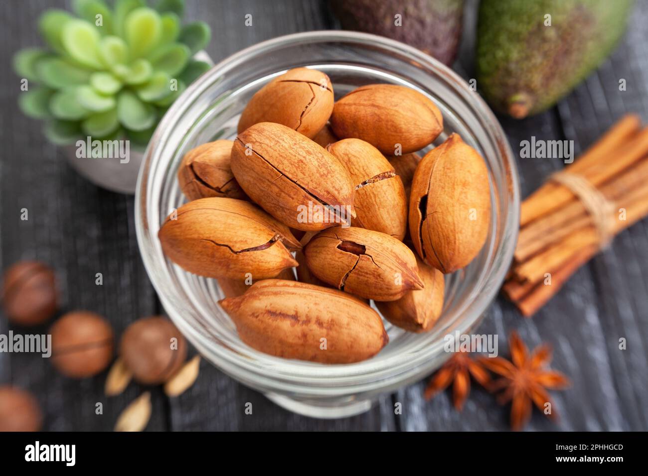 noci di pecan su fondo di legno Foto Stock