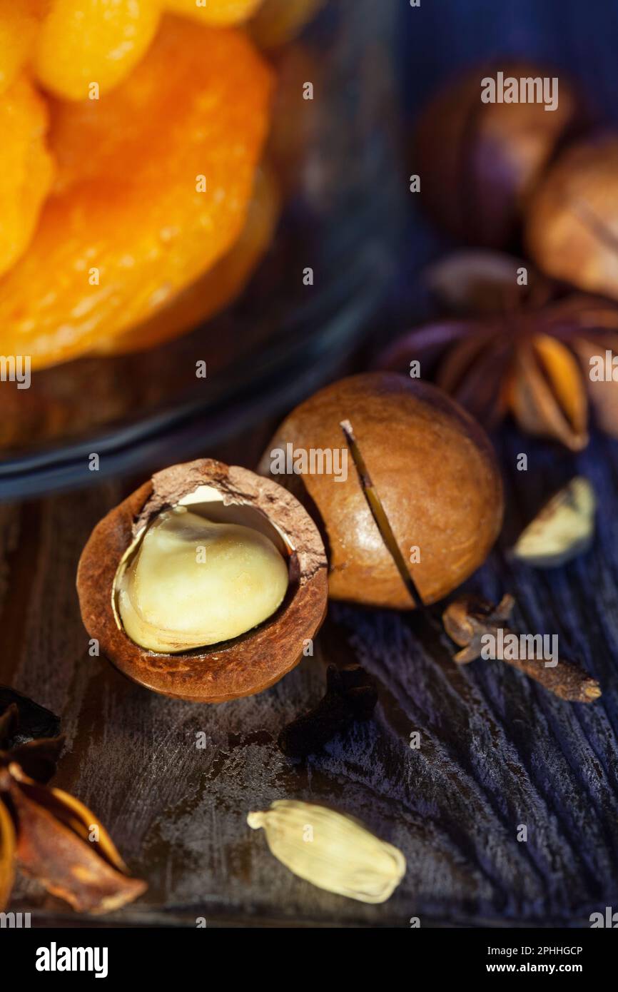 noce macadamia pelata su fondo in legno Foto Stock