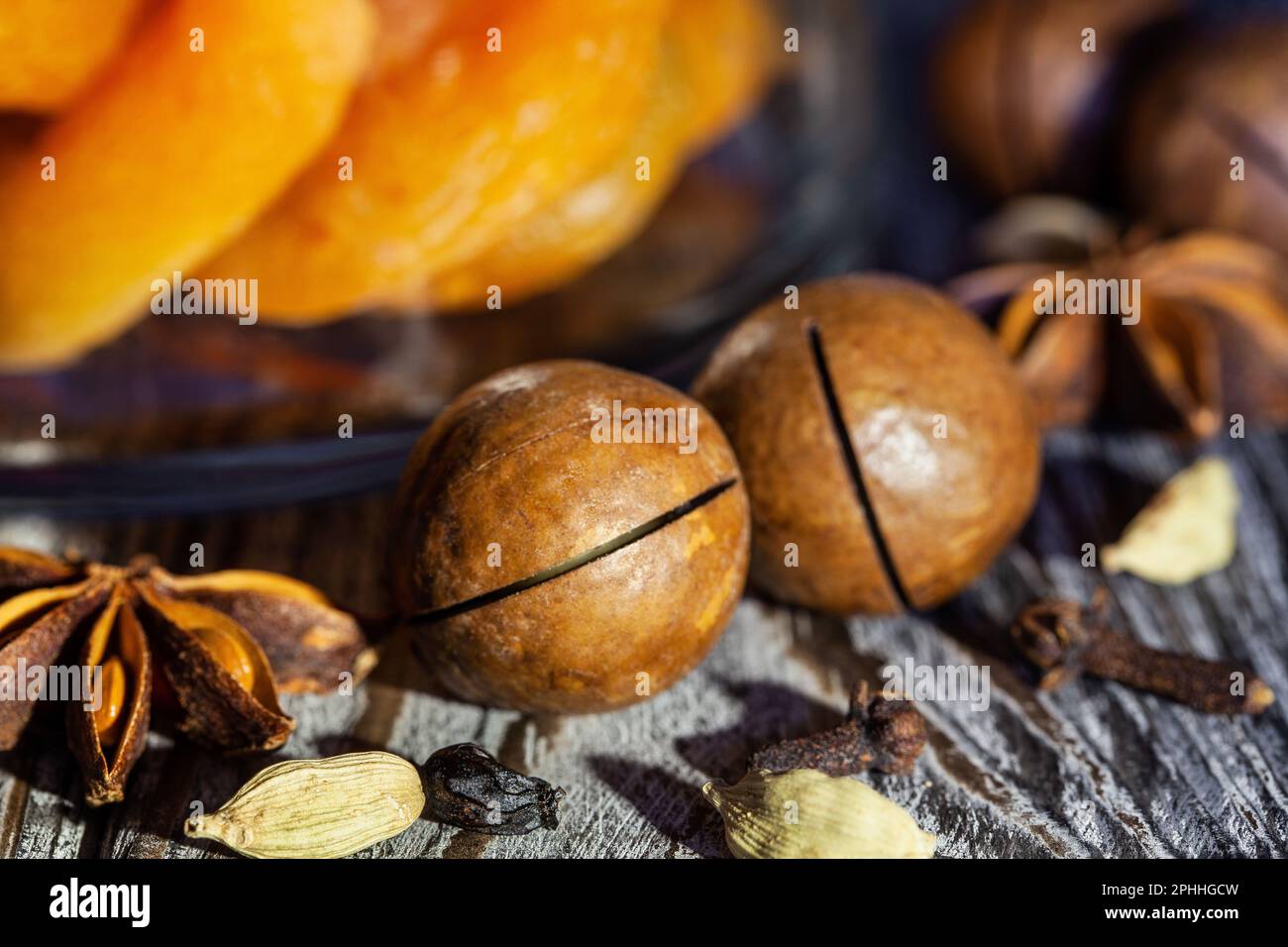 noce di macadamia su fondo di legno Foto Stock