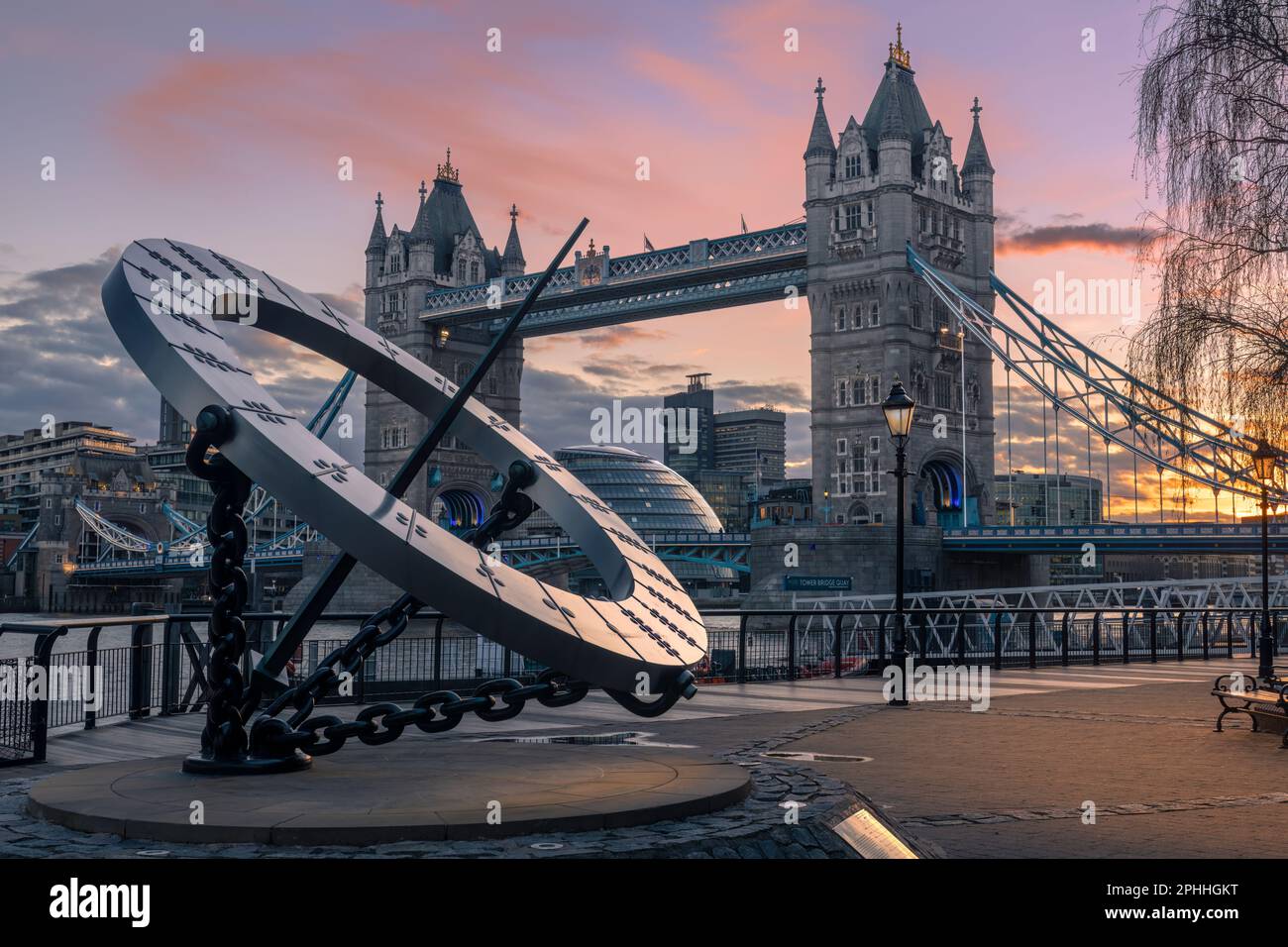 'Timepiece' e Tower Bridge al tramonto - la meridiana, intitolata 'Timepiece', progettata da Wendy Taylor per gli Strand Hotel, e l'iconico Tower Bridge, Recomi Foto Stock