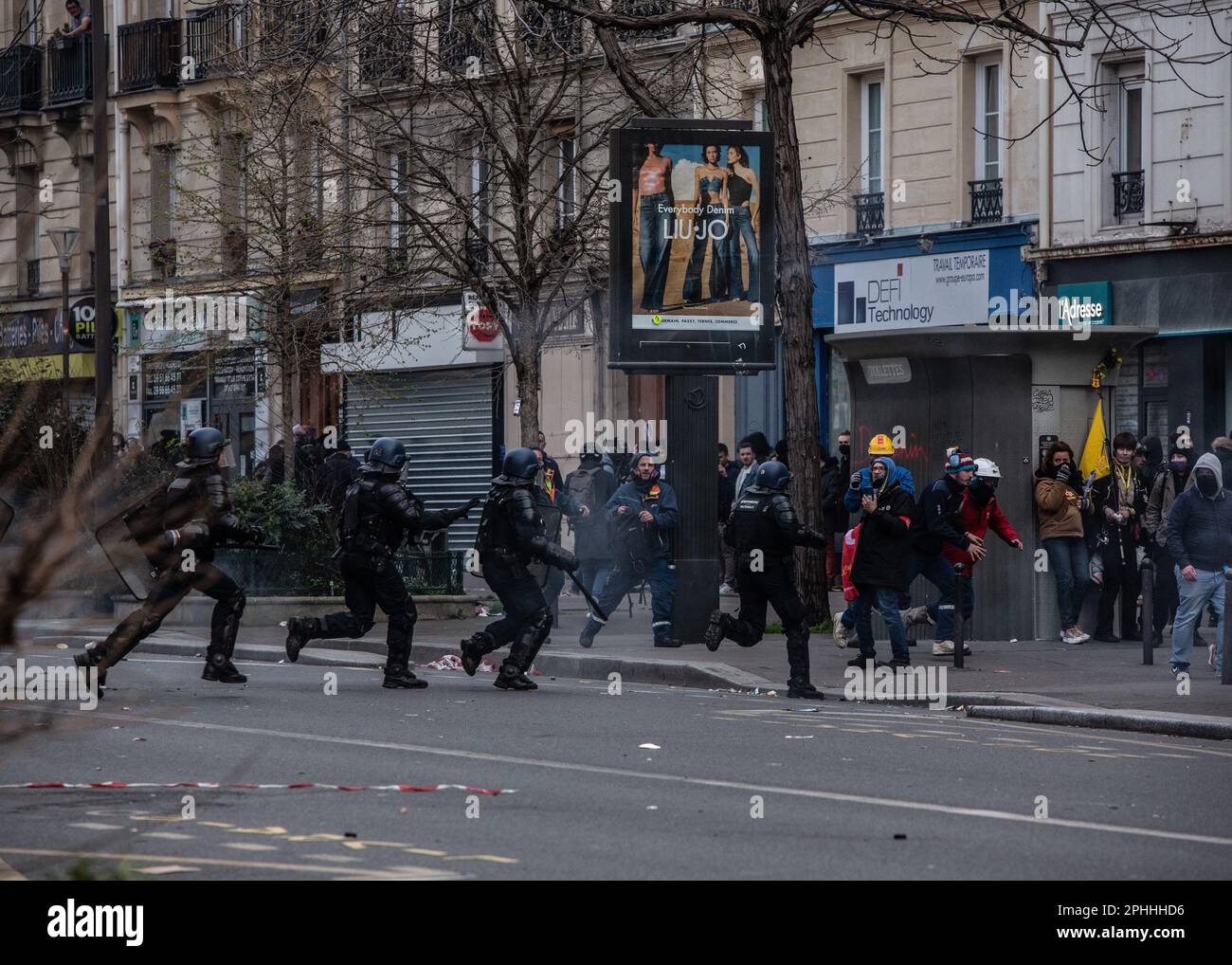 Parigi, Parigi, Francia. 28th Mar, 2023. Un decimo giorno di mobilitazione contro la riforma delle pensioni si è svolto martedì, su invito dell'interUnione. Ci sono stati scontri tra la polizia e i dimostranti. (Credit Image: © Sadak Souici/ZUMA Press Wire) SOLO PER USO EDITORIALE! Non per USO commerciale! Foto Stock