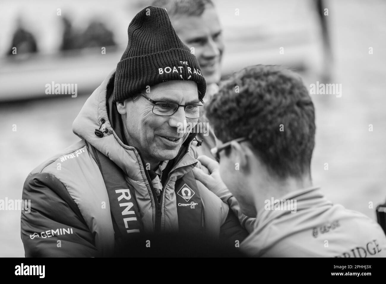 Congratulazioni e rispetto reciproco alla gara di barche Oxford contro Cambridge 2023. Foto Stock