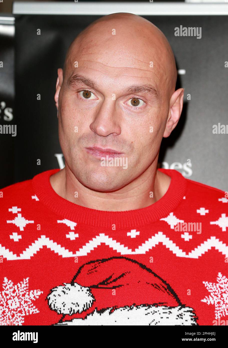 Londra, Regno Unito. 8th Dec, 2022. Tyson Fury firma copie del suo libro ''Gloves Off '' al Watertstones Leadenhall Market di Londra. (Credit Image: © Fred Duval/SOPA Images via ZUMA Press Wire) SOLO PER USO EDITORIALE! Non per USO commerciale! Foto Stock