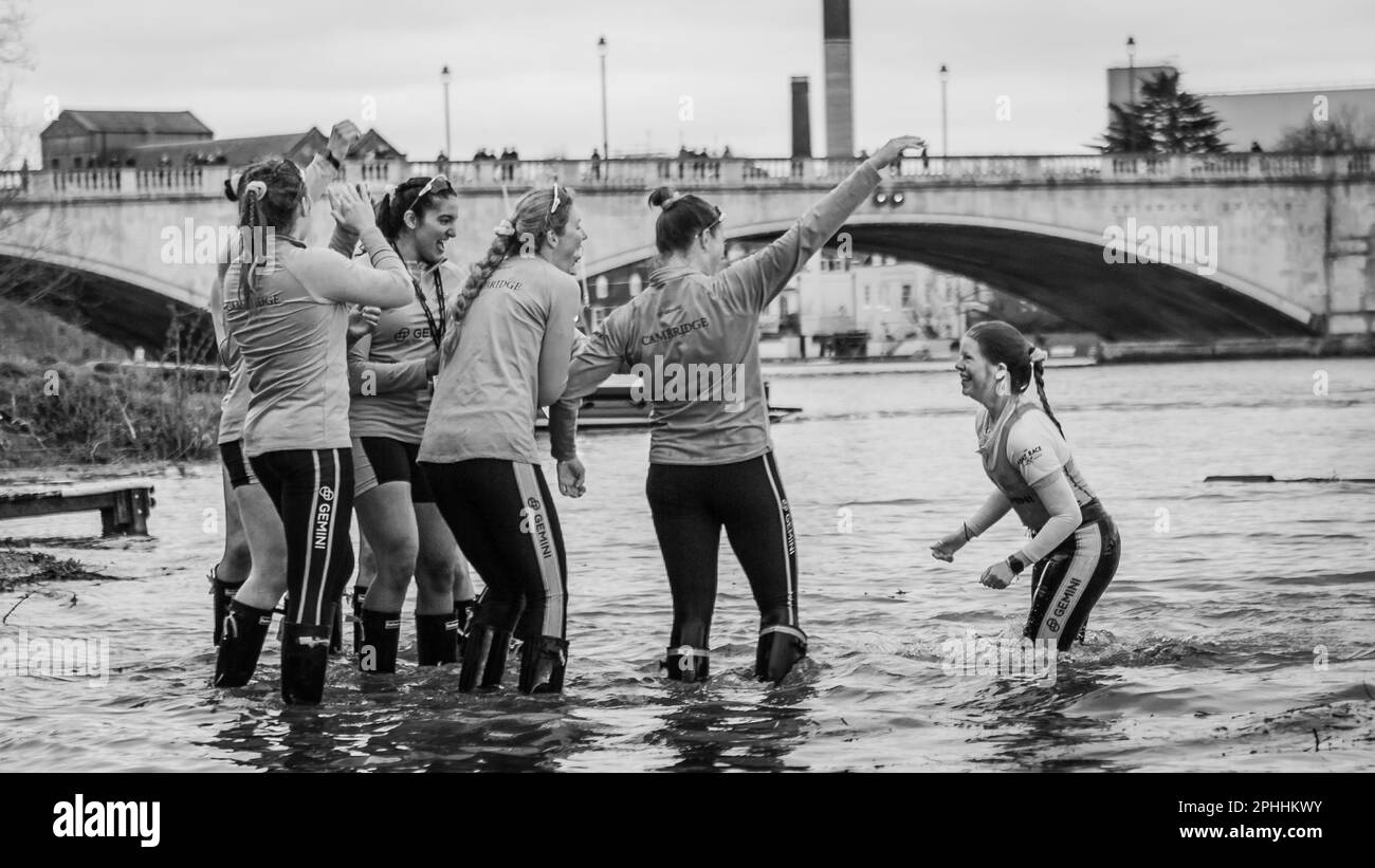 Immagine in bianco e nero dei compagni di squadra che si preparano a dunk il loro cox dopo aver vinto la gara di barche Oxford contro Cambridge 2023. Foto Stock
