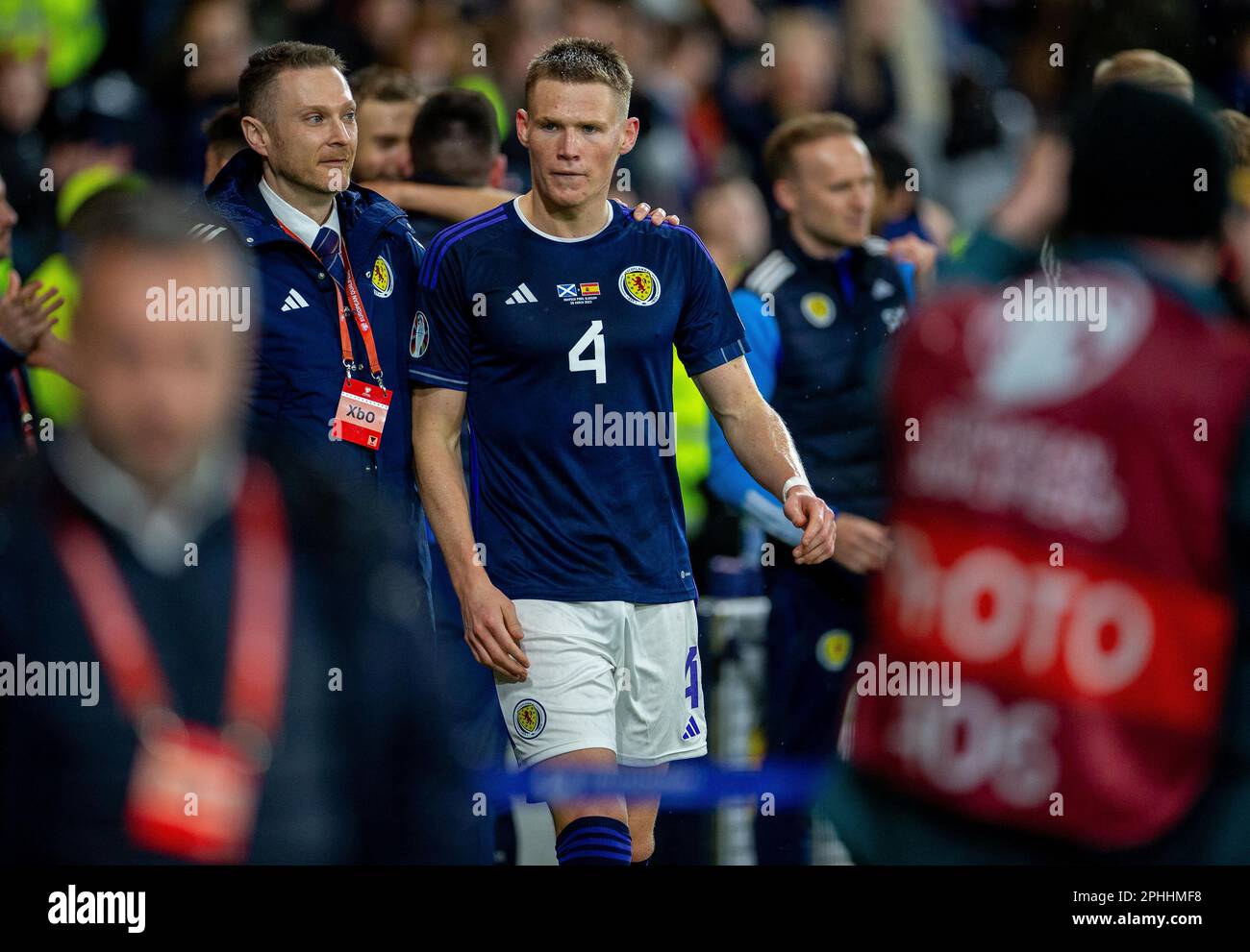 28th marzo 2023; Hampden Park, Glasgow, Scozia: Calcio qualificatore Euro 2024, Scozia contro Spagna; Scott McTominay di Scozia è condotto a raccogliere il suo giocatore del premio di partita Foto Stock