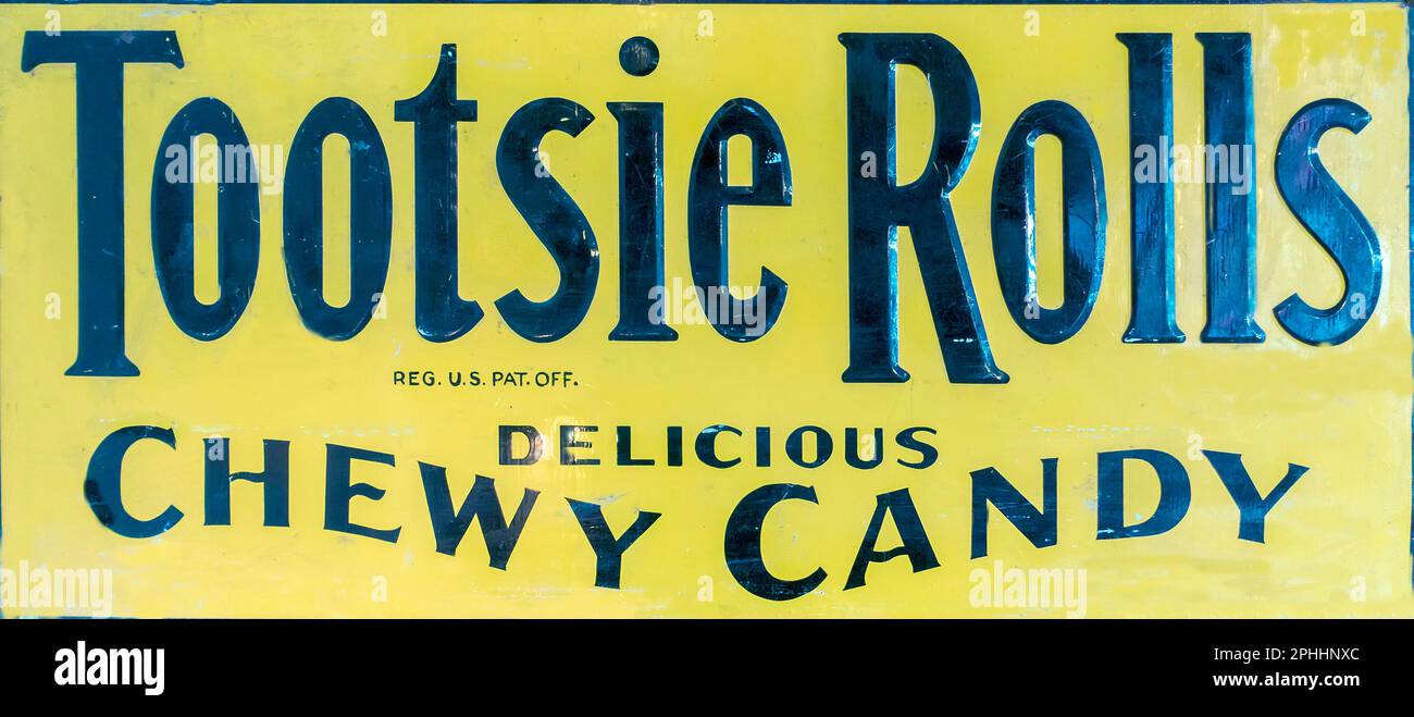 Vecchio poster in metallo d'epoca per Tootsie Rolls Delicious Chewy Candy Foto Stock