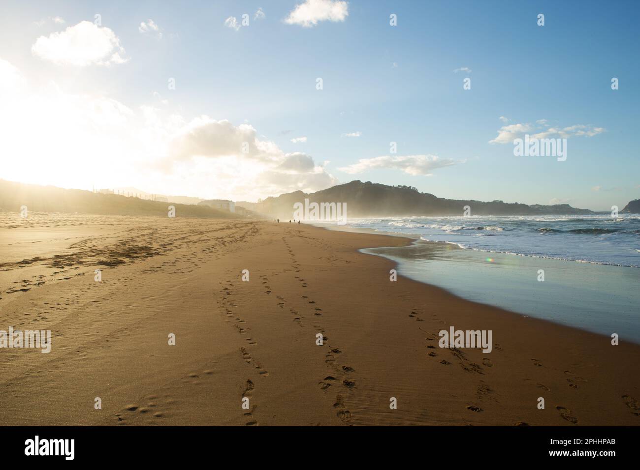 Impronte nella sabbia. Tramonto Zarautz spiaggia Foto Stock