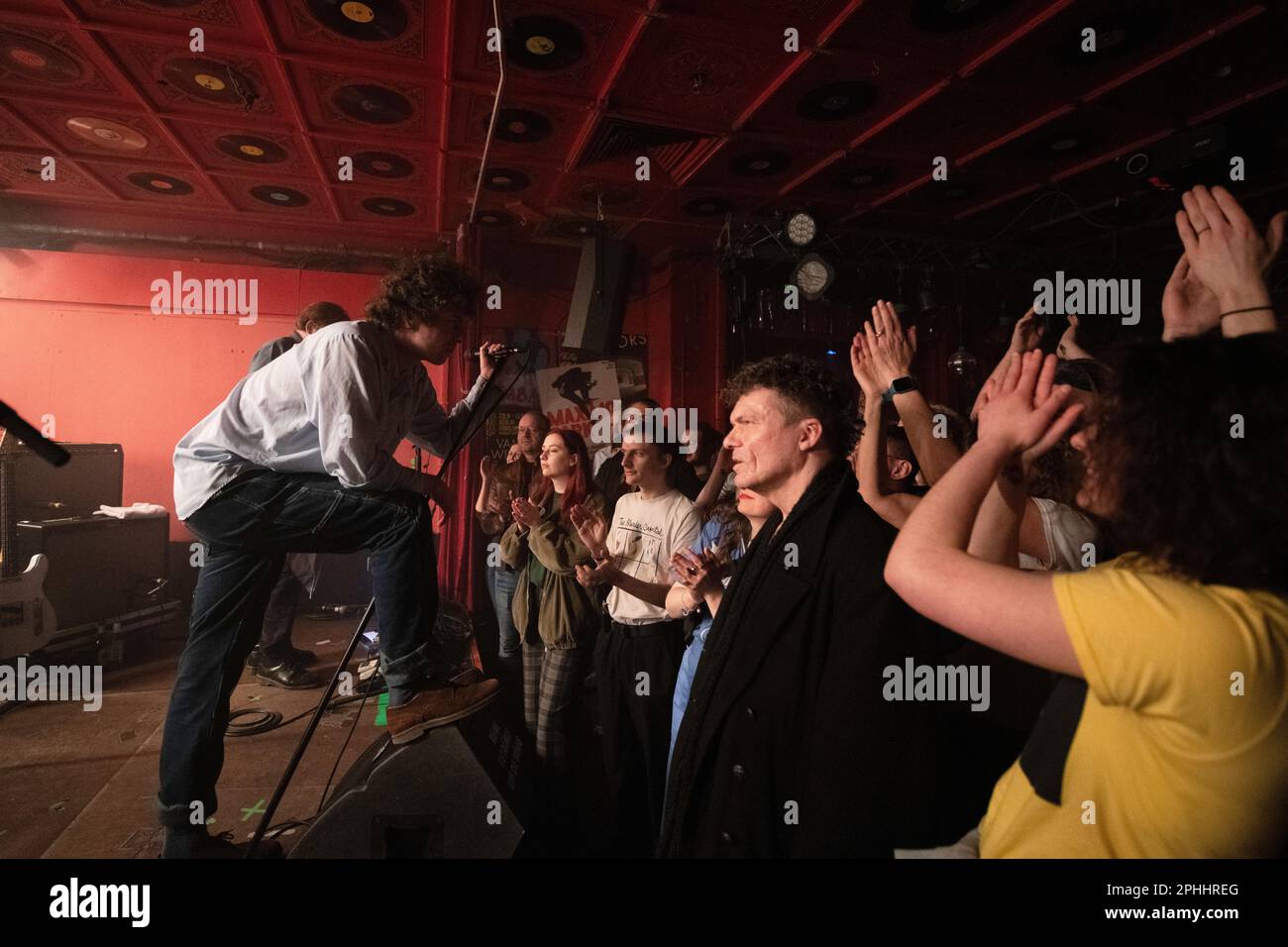 Band britannica post-punk di Londra, Shame, che si esibisce dal vivo a Molotow, un piccolo club di Amburgo, Germania Foto Stock