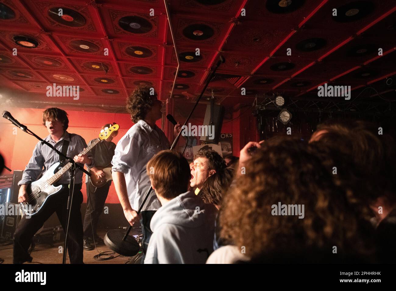 Band britannica post-punk di Londra, Shame, che si esibisce dal vivo a Molotow, un piccolo club di Amburgo, Germania Foto Stock