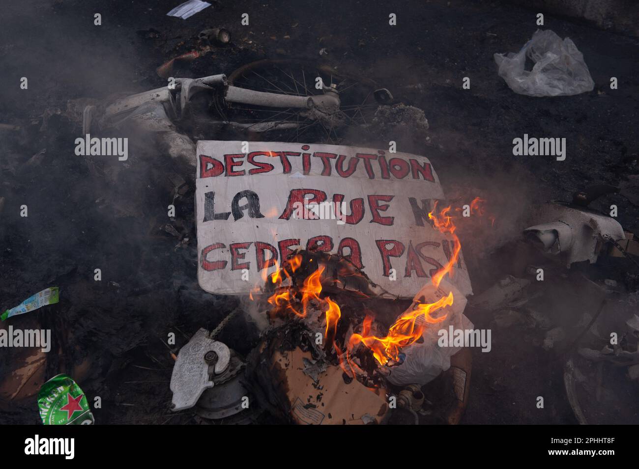 Parigi, Francia, 28/03/2023, manifestazione parigina del 28 marzo contro la riforma delle pensioni - 28/3/2023 - Francia / Parigi / Parigi - in questa decima giornata di manifestazione contro la riforma delle pensioni, la processione intersindacale ha marciato tra la Repubblica e la Nation.Credit: Laurent Paillier / le Pictorium / Alamy Live News Foto Stock
