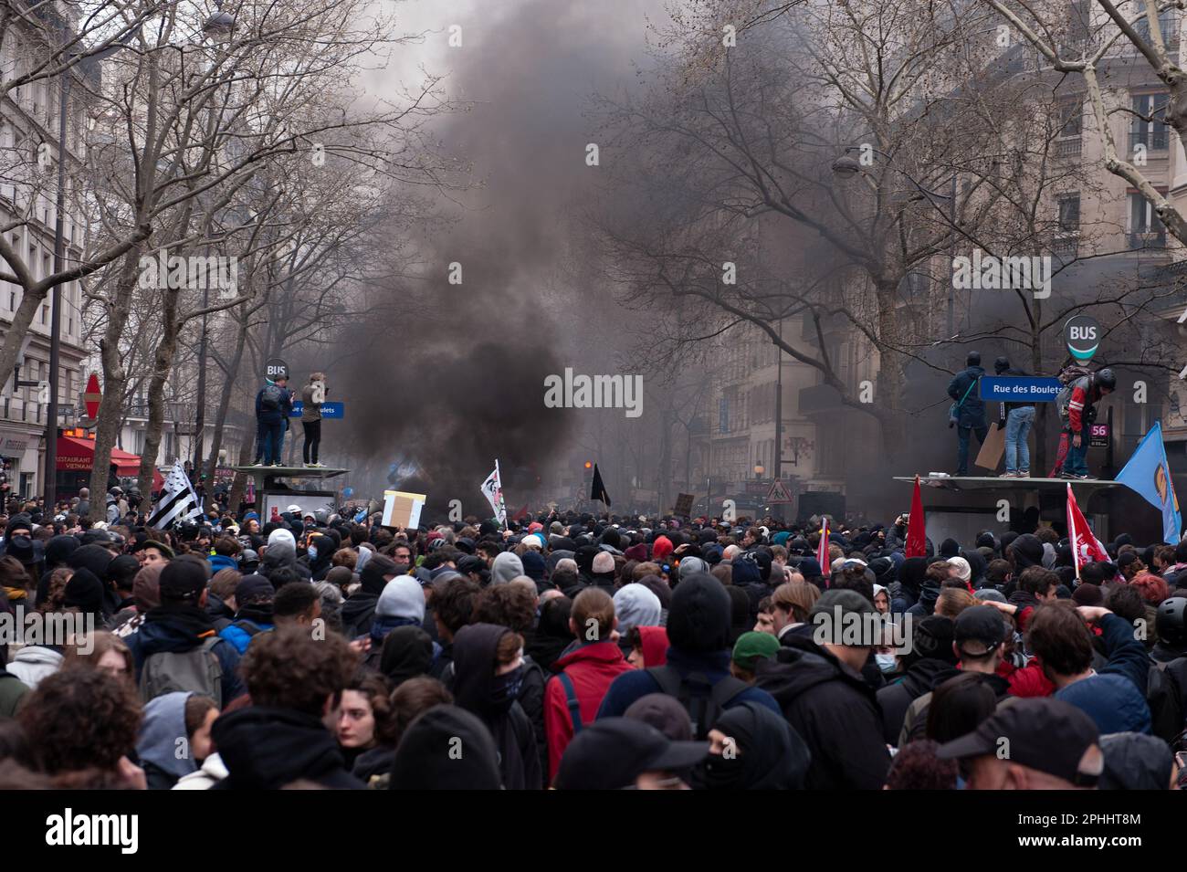 Parigi, Francia, 28/03/2023, manifestazione parigina del 28 marzo contro la riforma delle pensioni - 28/3/2023 - Francia / Parigi / Parigi - in questa decima giornata di manifestazione contro la riforma delle pensioni, la processione intersindacale ha marciato tra la Repubblica e la Nation.Credit: Laurent Paillier / le Pictorium / Alamy Live News Foto Stock