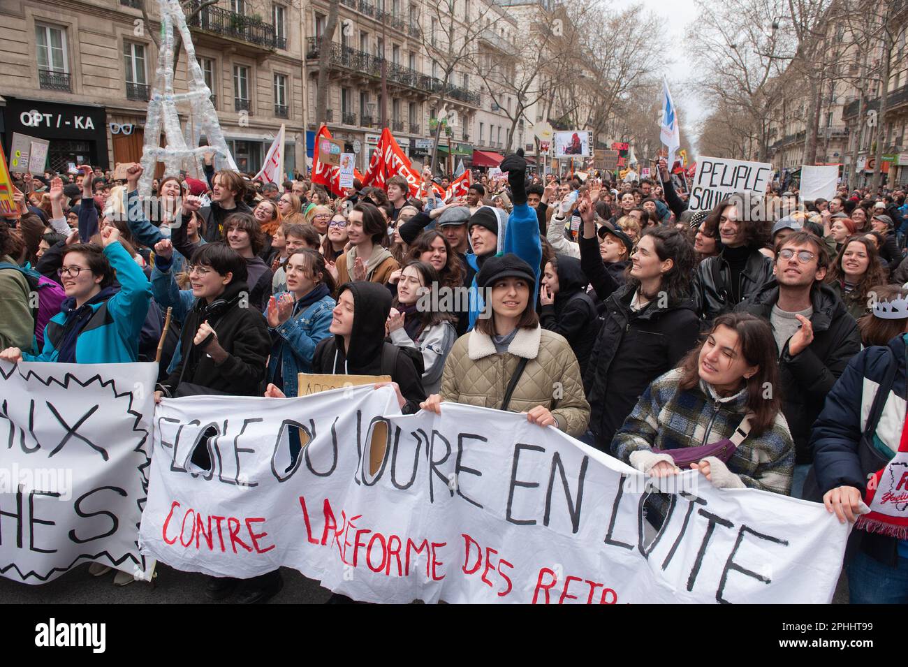 Parigi, Francia, 28/03/2023, manifestazione parigina del 28 marzo contro la riforma delle pensioni - 28/3/2023 - Francia / Parigi / Parigi - in questa decima giornata di manifestazione contro la riforma delle pensioni, la processione intersindacale ha marciato tra la Repubblica e la Nation.Credit: Laurent Paillier / le Pictorium / Alamy Live News Foto Stock