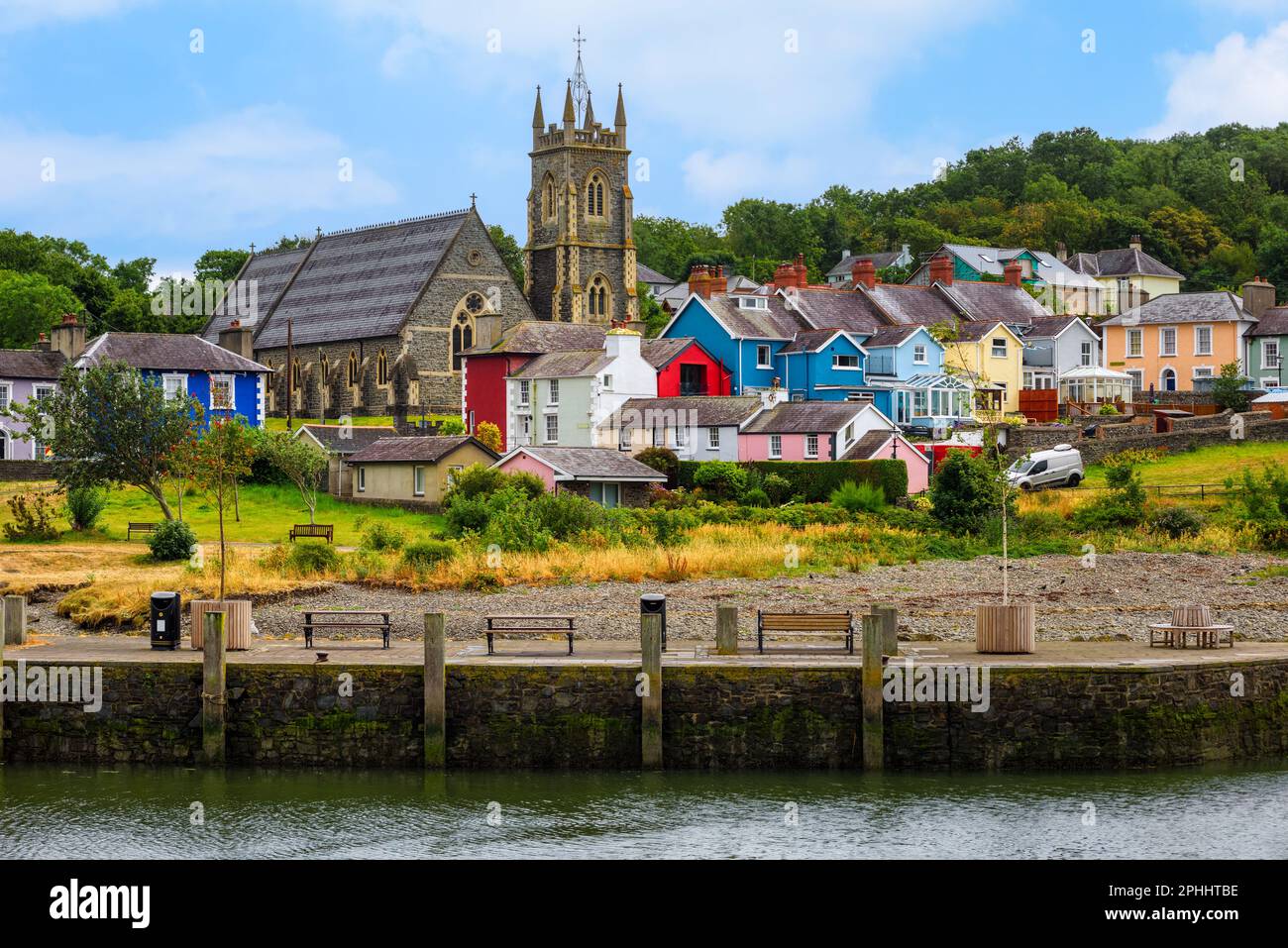 Case e chiese tradizionali colorate nella storica città di Aberystwyth, una popolare località balneare in Galles, Regno Unito Foto Stock