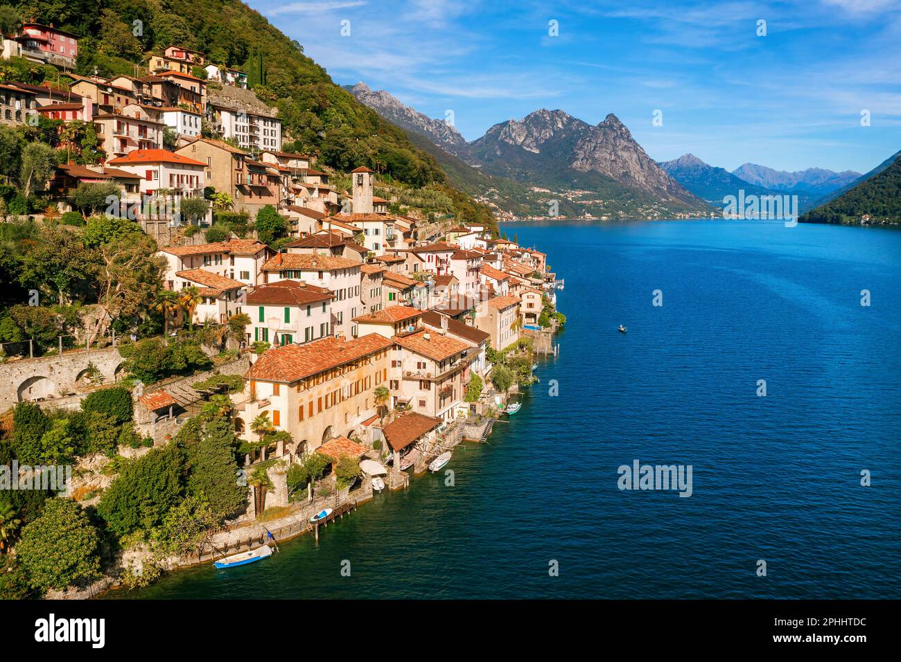 Veduta aerea dello storico villaggio di Gandria sul Lago di Lugano, sulle Alpi svizzere, Canton Ticino, Svizzera Foto Stock