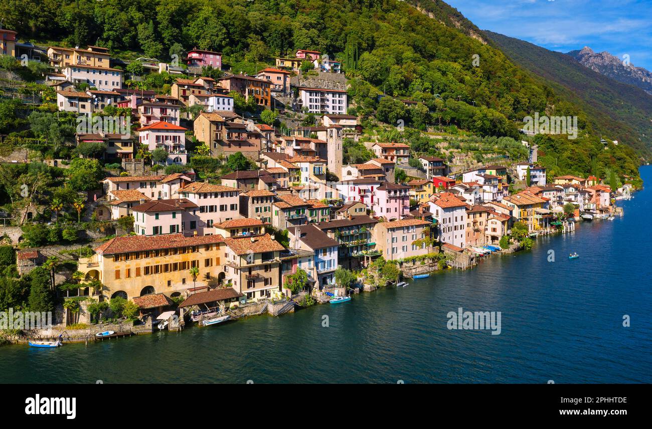 Veduta panoramica aerea dello storico villaggio di Gandria sul Lago di Lugano, sulle Alpi svizzere, Canton Ticino, Svizzera Foto Stock