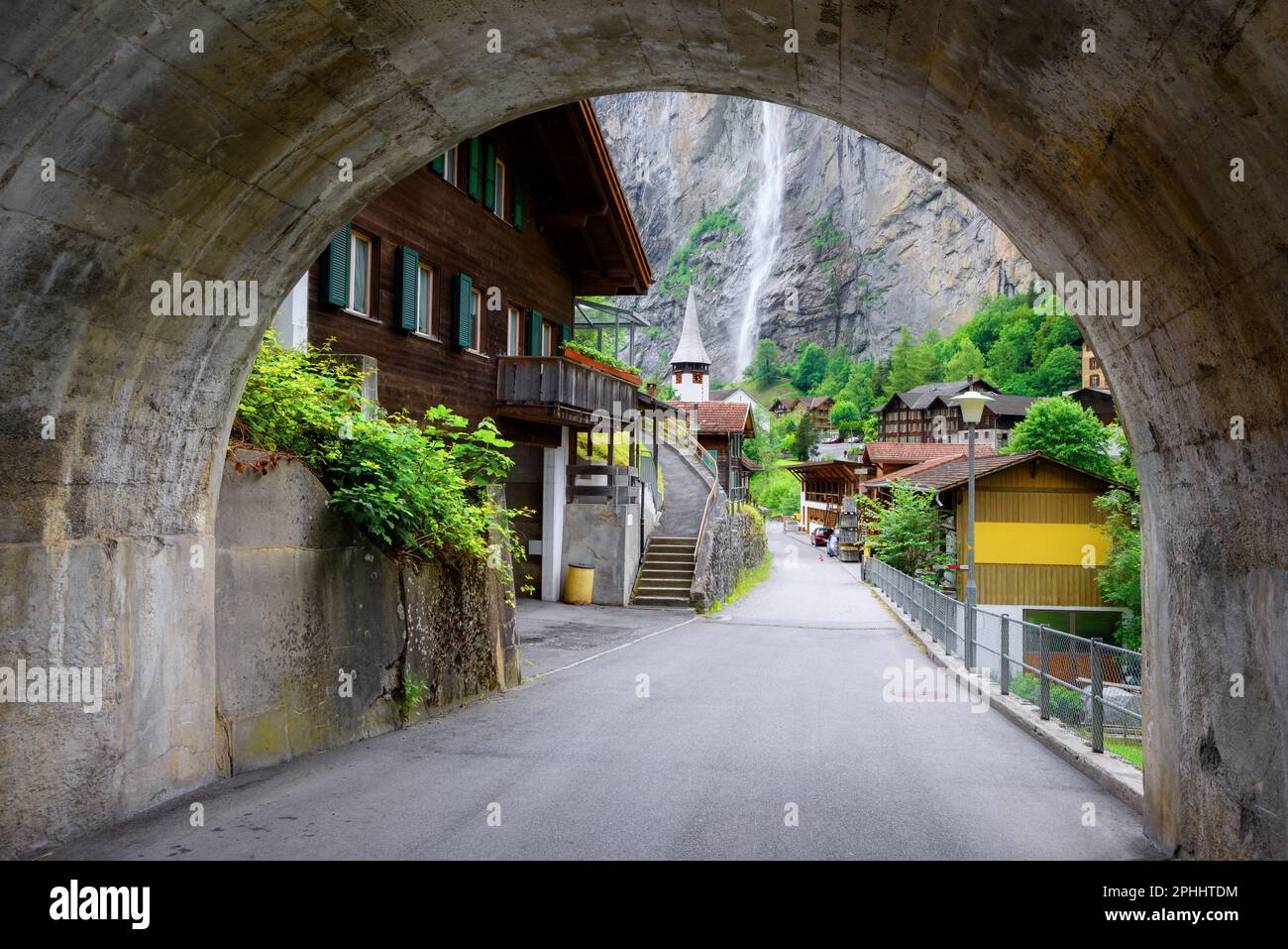 Lauterbrunnen villaggio nell'Oberland Bernese, una destinazione di viaggio popolare nelle Alpi svizzere, Svizzera Foto Stock