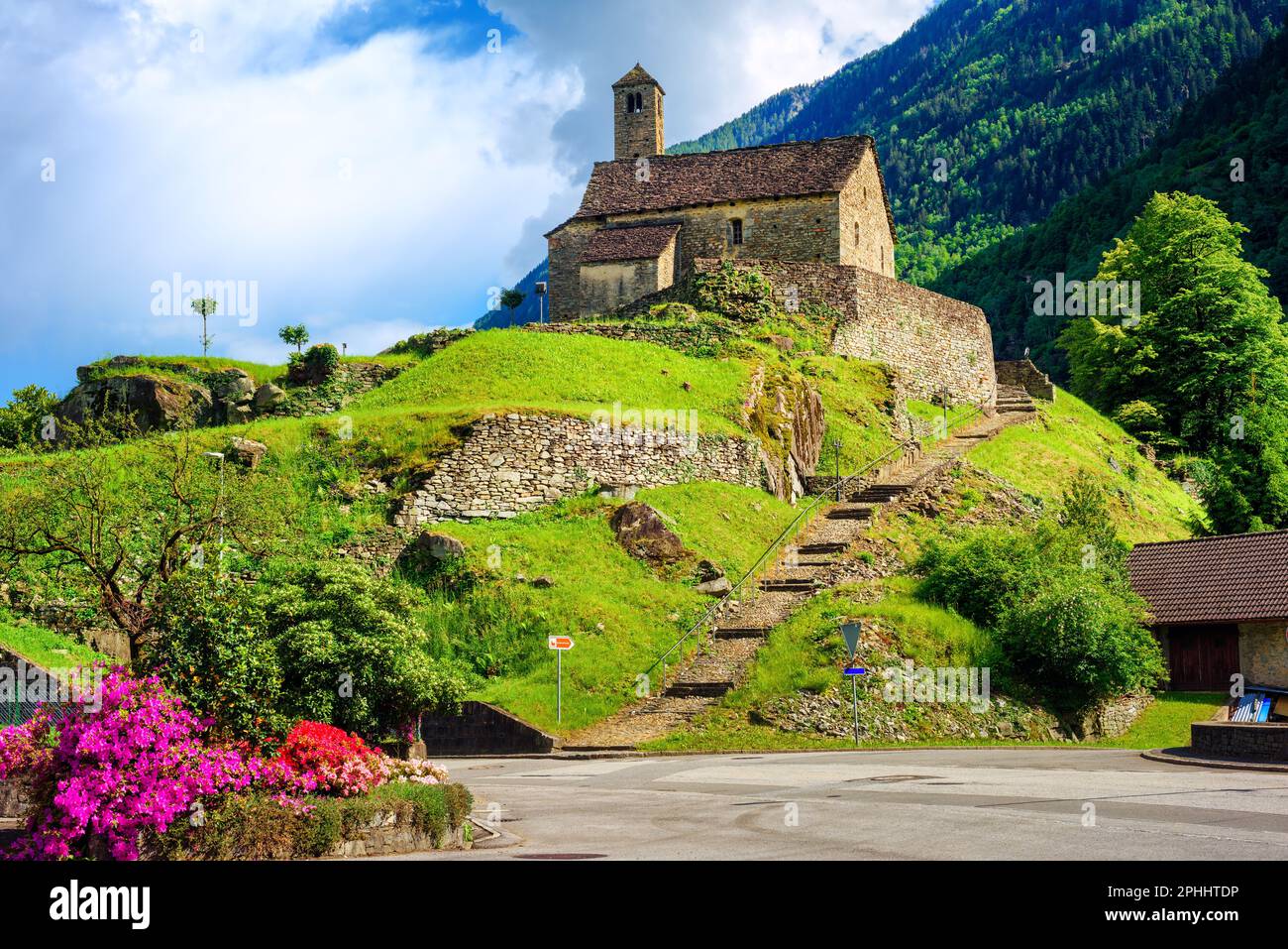 Chiesa storica di Santa Maria del Castello nel villaggio di Giornico, Cantone Ticino, montagna delle Alpi svizzere, Svizzera Foto Stock