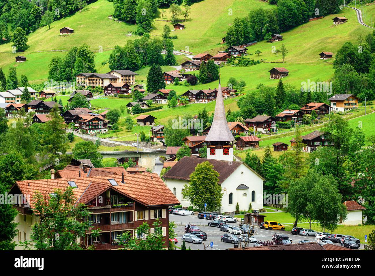 Lauterbrunnen villaggio in una valle alpina, una destinazione di viaggio popolare tra le Alpi svizzere, Oberland Bernese, Svizzera Foto Stock
