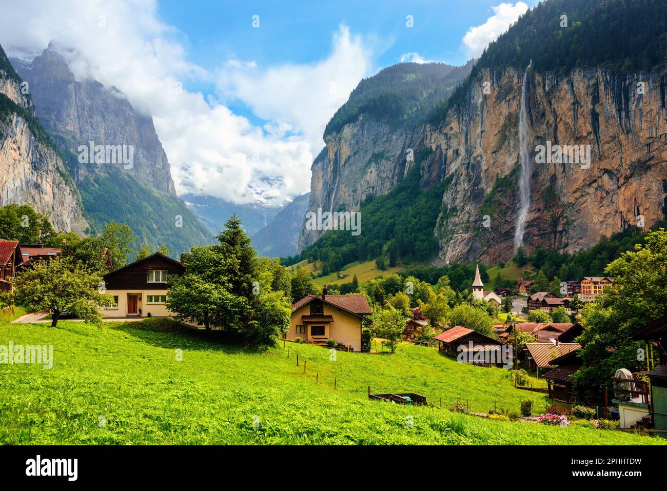 La pittoresca valle di Lauterbrunnen, sulle Alpi svizzere, meta di viaggi nell'Oberland Bernese, famosa per i suoi villaggi e le sue cascate, SW Foto Stock