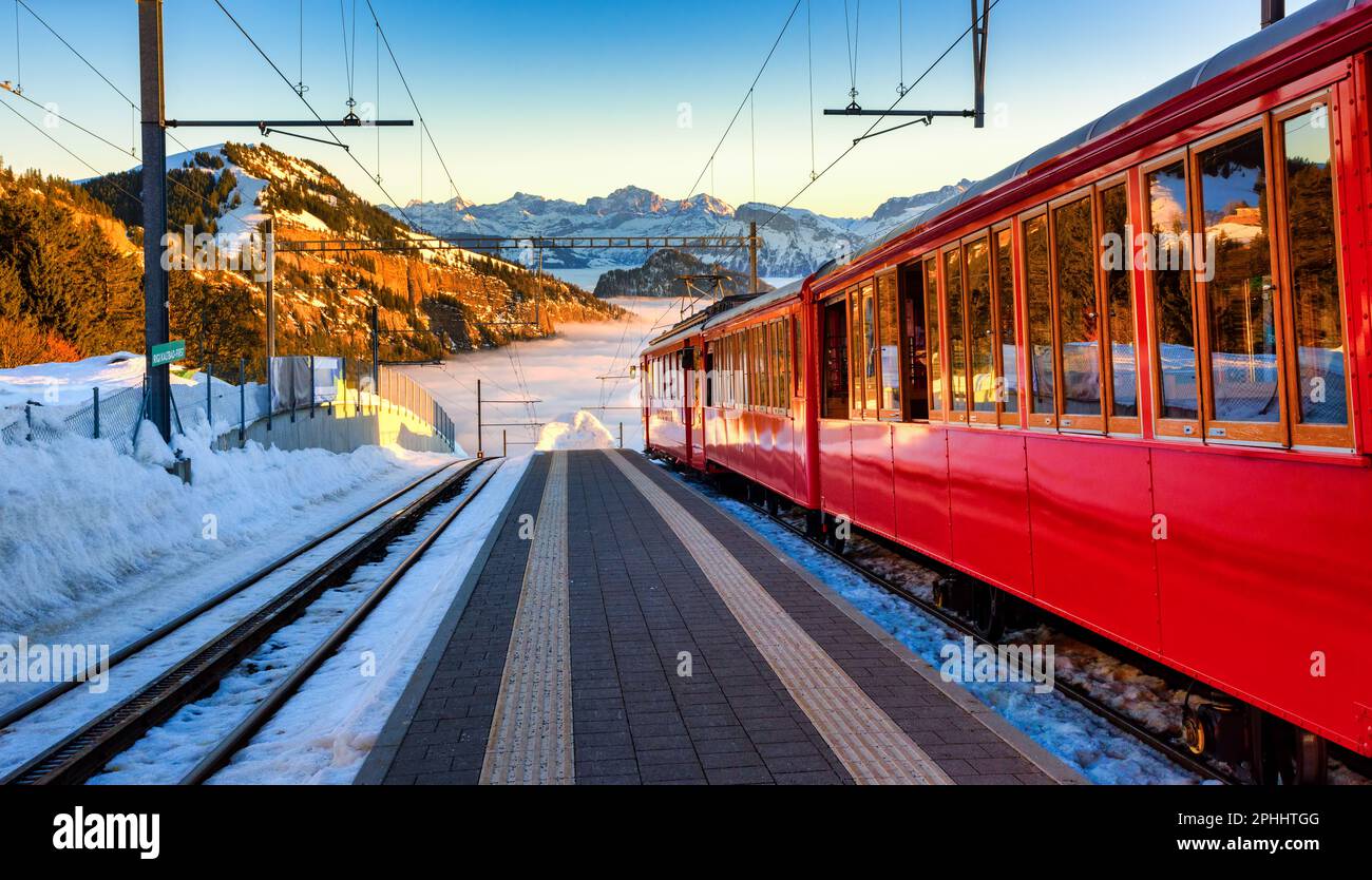 Treno alla stazione ferroviaria di Rigi-Kaltbad sulle Alpi. La ferrovia di Rigi, che opera dal lago di Lucerna alla cima del monte Rigi, è la più alta Foto Stock
