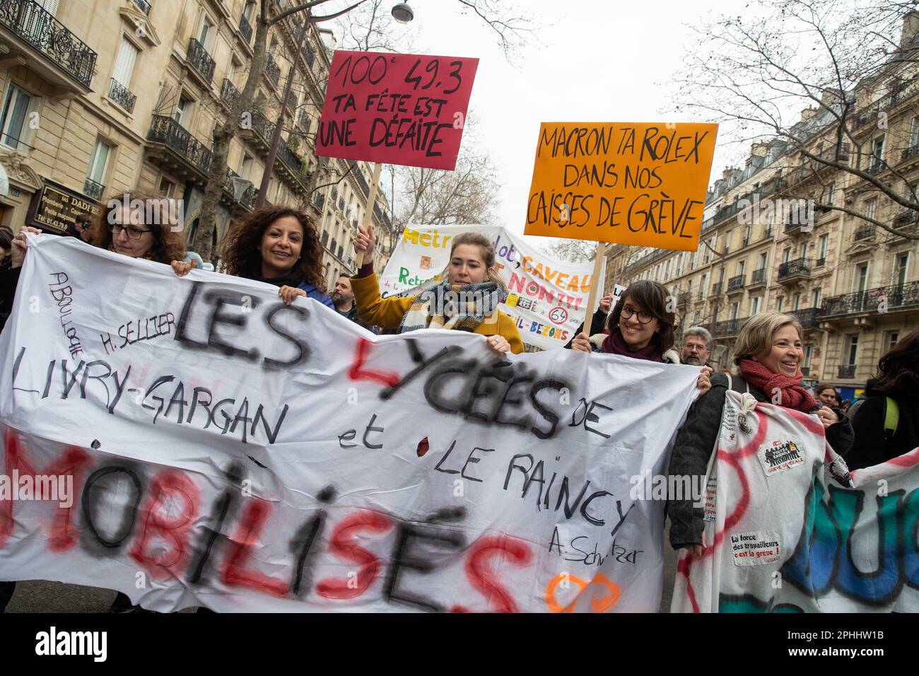 PARIGI, Francia. 28th Mar, 2023. Manifestazioni di massa a Parigi sulla riforma delle pensioni. Il Presidente Macron vuole introdurre un disegno di legge che innalzerà l'età pensionabile da 62 a 64 anni. Credit: Lucy North/Alamy Live News Foto Stock