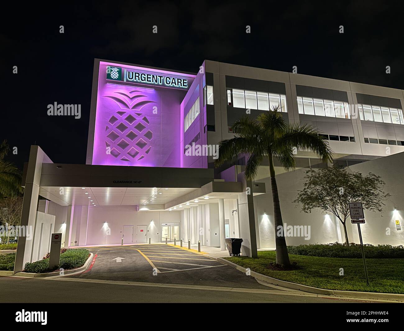 Plantation, FL, USA - 7 marzo 2023: Foto notturna Centro medico Baptist URGENT Care Foto Stock