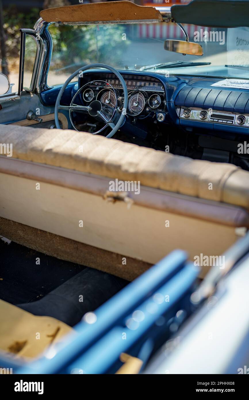 Vista interna di un'auto d'epoca in occasione di un'esposizione Foto Stock