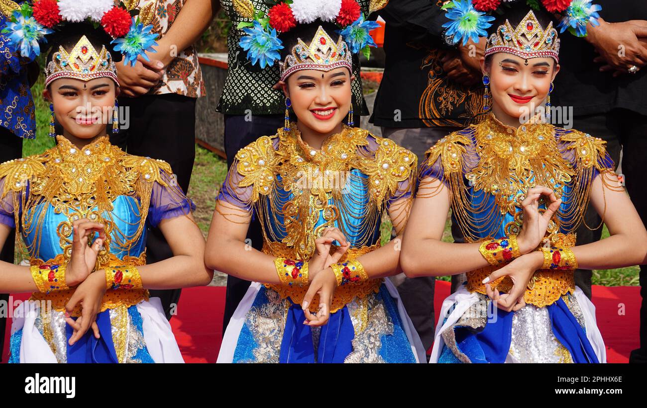 Ballerina tradizionale indonesiana con abiti tradizionali Foto Stock