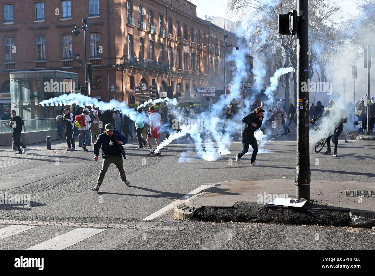 2023 03 28: Le manifestazioni contro la nuova legge di pensionamento in Francia da parte del presidente Macron si sono trasformate in violenti scontri con le unità di polizia antisommossa di tutta la Francia. Foto Stock