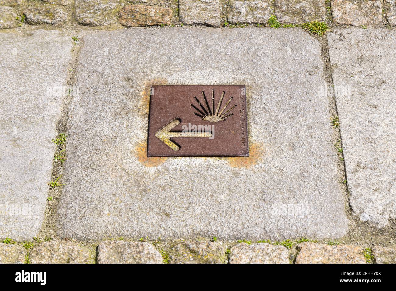 Europa, Portogallo, Caminha. Marcatore a forma di conchiglia che mostra il percorso del Camino de Santiago a Caminho. Foto Stock