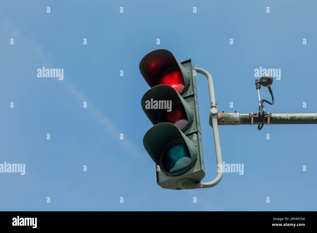Particolare del semaforo rosso in Germania con telecamera Foto Stock