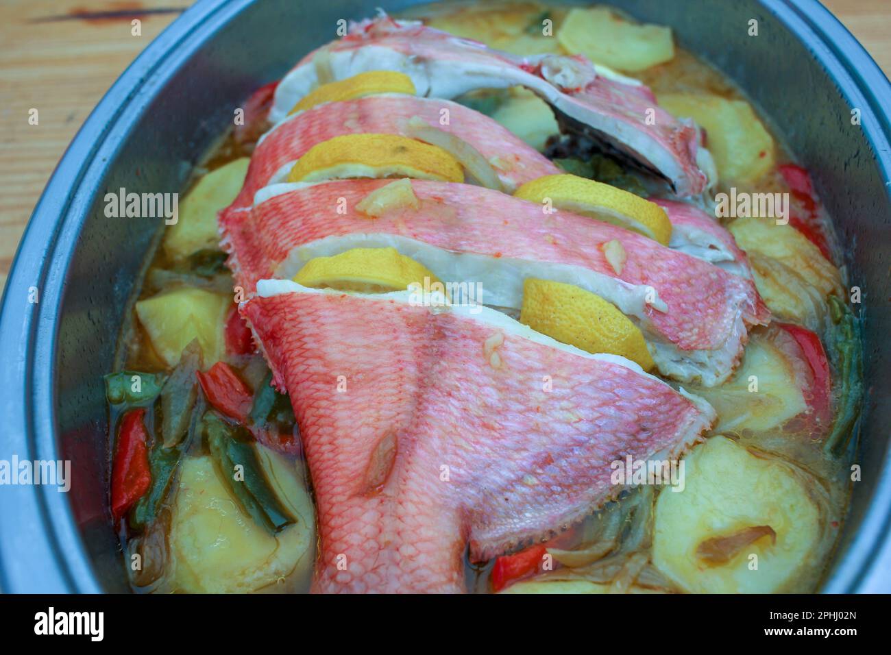 deliziosa orata rossa con patate per il pranzo preparato a casa Foto Stock